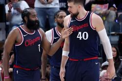 快船击败鹈鹕，保持不败纪录