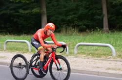 英勇拼搏：自行车选手雄姿表现