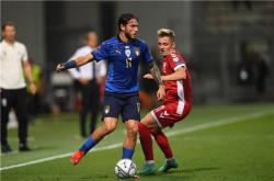 包含意大利主场大胜立陶宛，锁定小组第一的词条