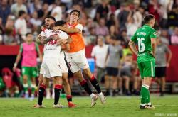 塞维利亚客场大败，主帅遭受批评