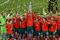 欧国联夺冠之争激烈，球迷热议胜败