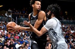 马刺险胜雷霆，连续向季后赛发起冲击