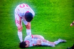 比赛中现诡异一幕，球员面对不同对手