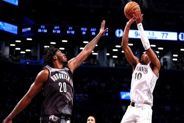 篮网险胜独行侠，主场势均力敌