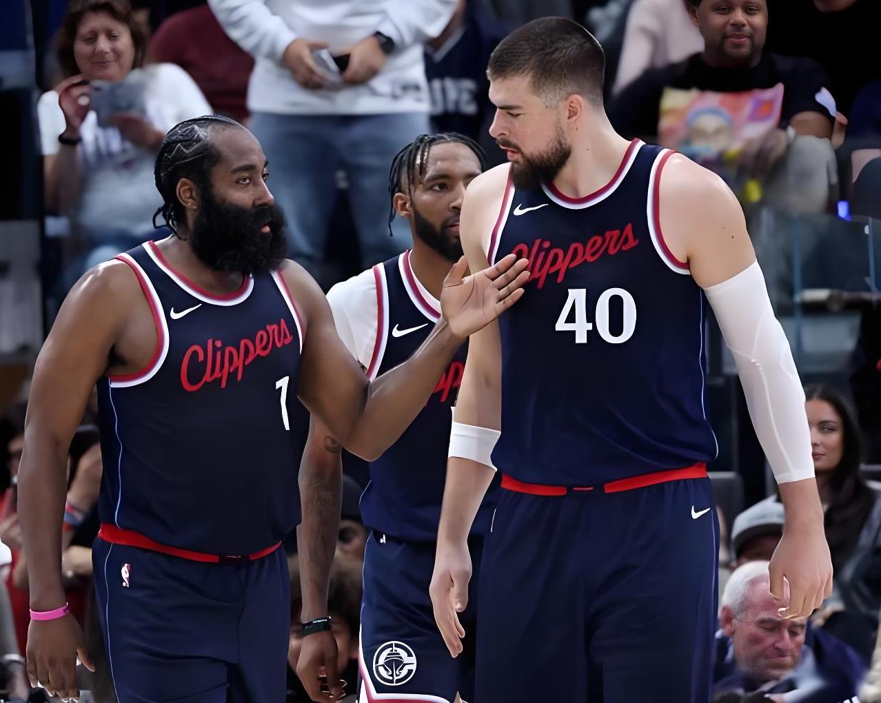 快船击败鹈鹕，保持不败纪录