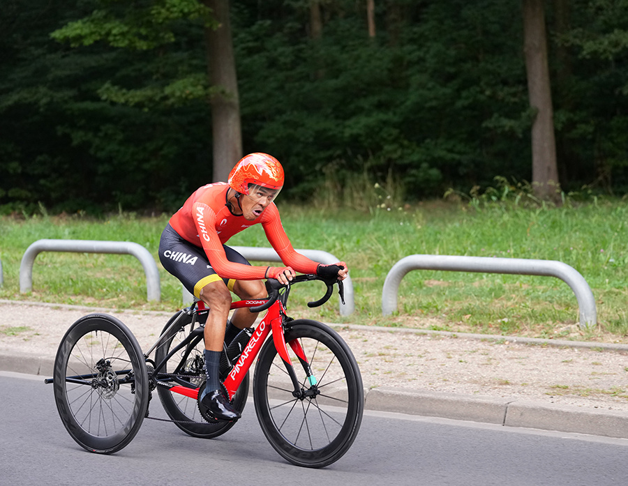 英勇拼搏：自行车选手雄姿表现