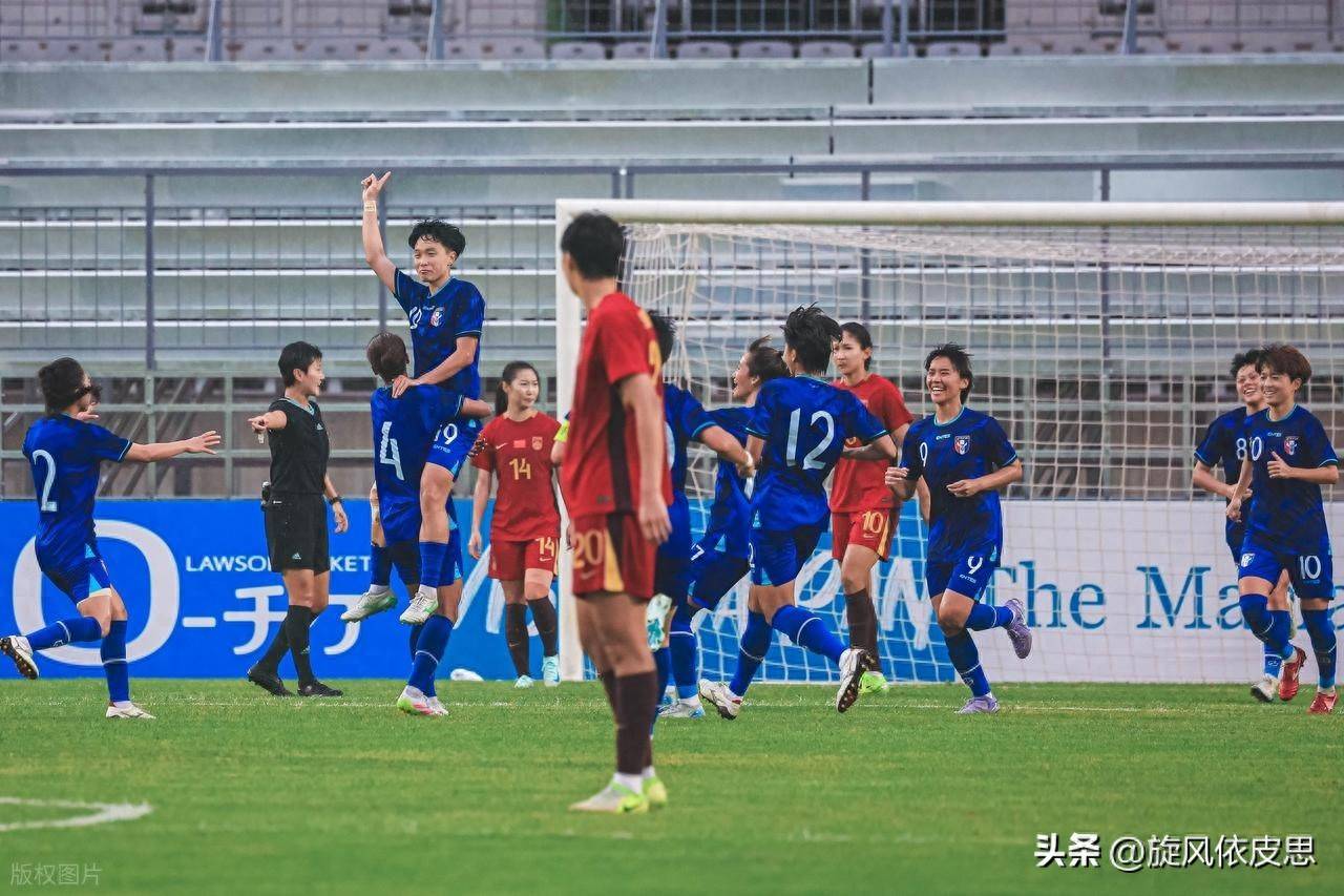 比赛中球员们拼尽全力,为球队争取胜利 比赛中球员们拼尽全力,为球队争取胜利