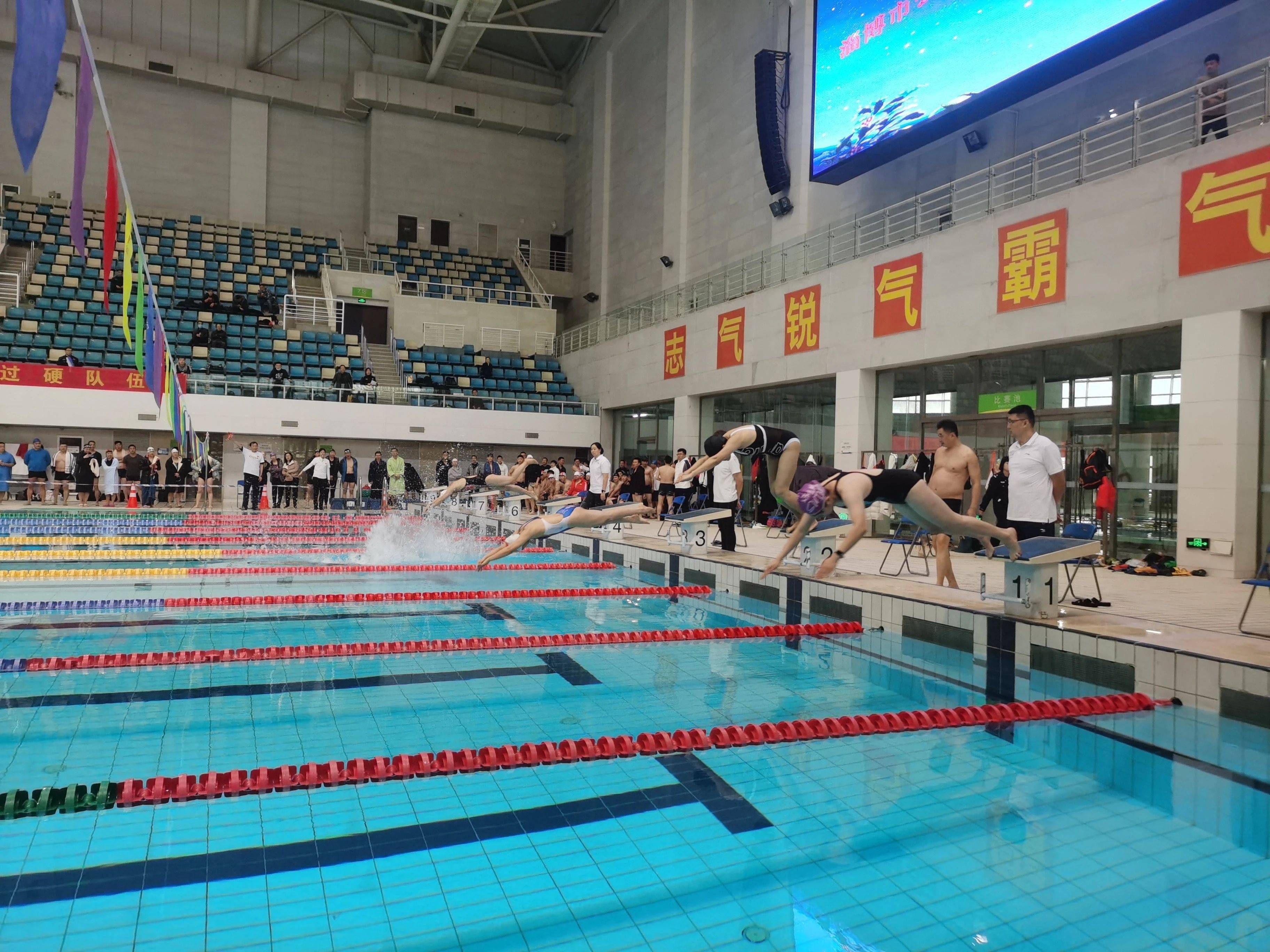 队员们在场上奋勇争先，力争一流成绩