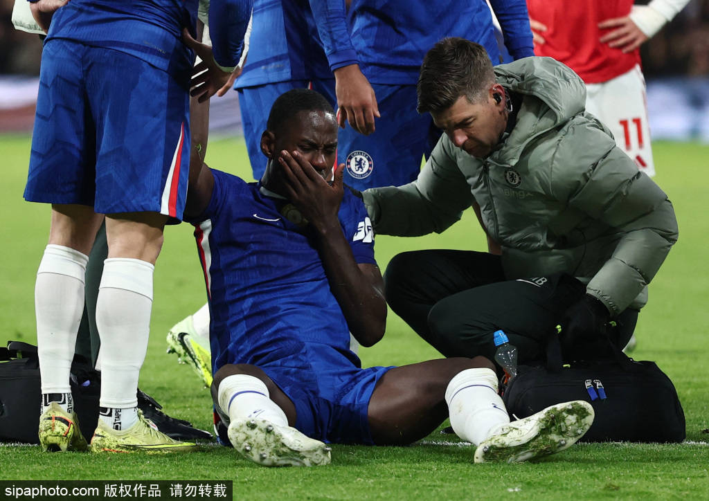 包含埃弗顿遭遇失利，球队士气低迷的词条