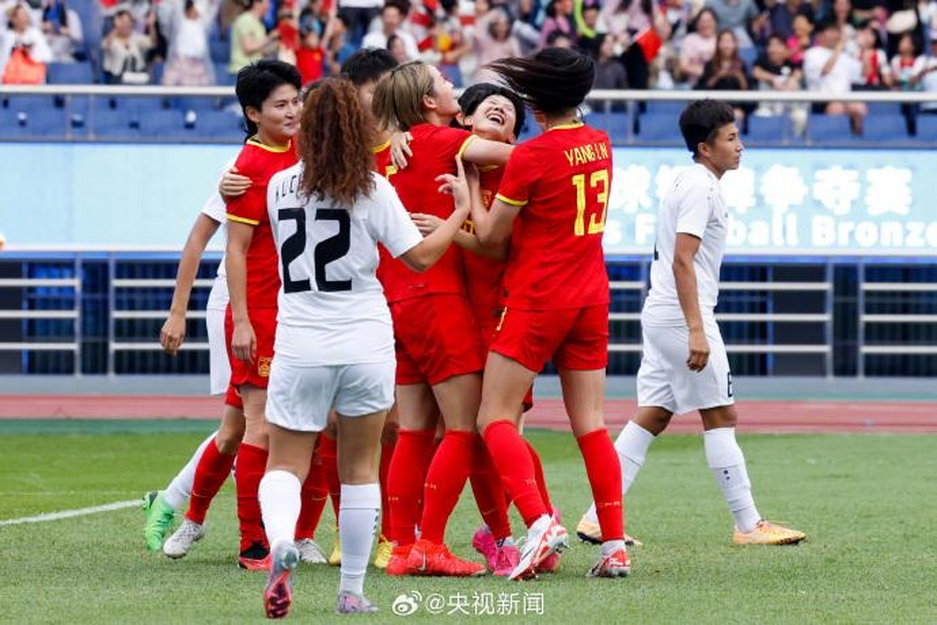 女子足球联赛中球员们实力抗衡 女子足球联赛中球员们实力抗衡